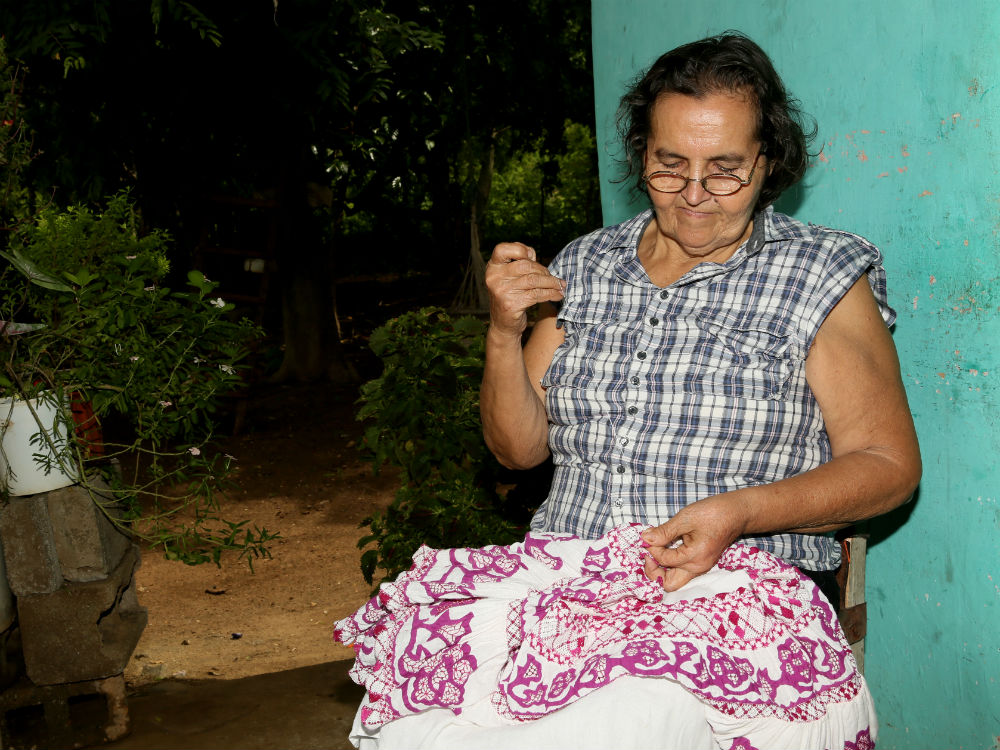 Irene Ercilia Vergara GarcA�a se dedica a armar las polleras en La Enea. 