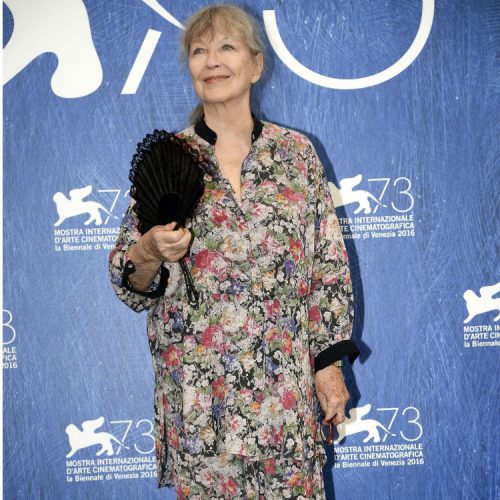Con un jumpsuit con estampado floral, posa la actriz francesa Marina Vlady para las cámaras.