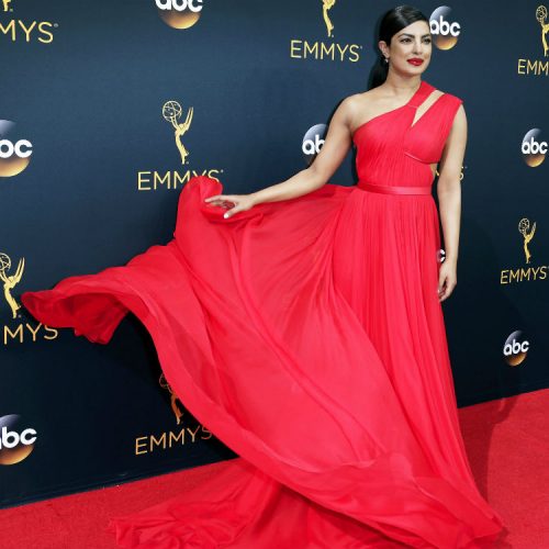 Imponente. Así lució Priyanka Chopra en un vestido completamente rojo de corte asimétrico, de Jason Wu.