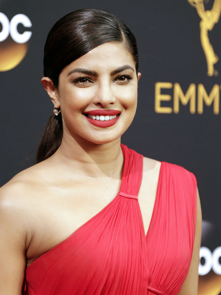 Priyanka Chopra  en los Emmy con maquillaje natural alrededor de labios rojos.