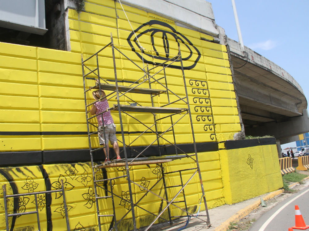 El artista plA?stico panameA�o Rolando 'Rolo' De Sedas, pintando el mural del puente 3 de Noviembre.