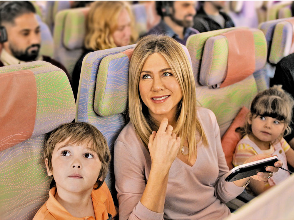 Jennifer Aniston y su joven co-estrella Cooper, a bordo del aviA?n A380 en el nuevo comercial.