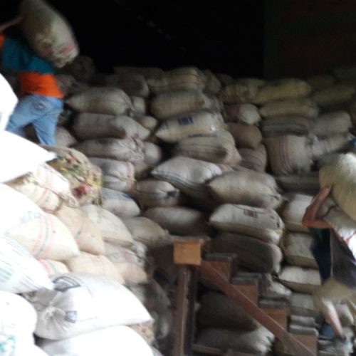 Los sacos de café seco son llevados a una central de compra donde se hace la compra y venta del café. La Federación Nacional de Cafeteros coloca el precio mínimo de compra y venta.