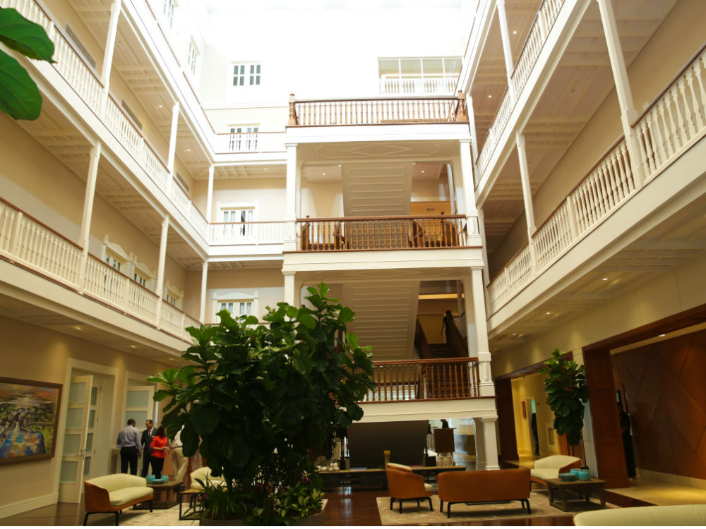 El edificio original tenA�a dos plantas y grandes balcones corridos al estilo colonial.