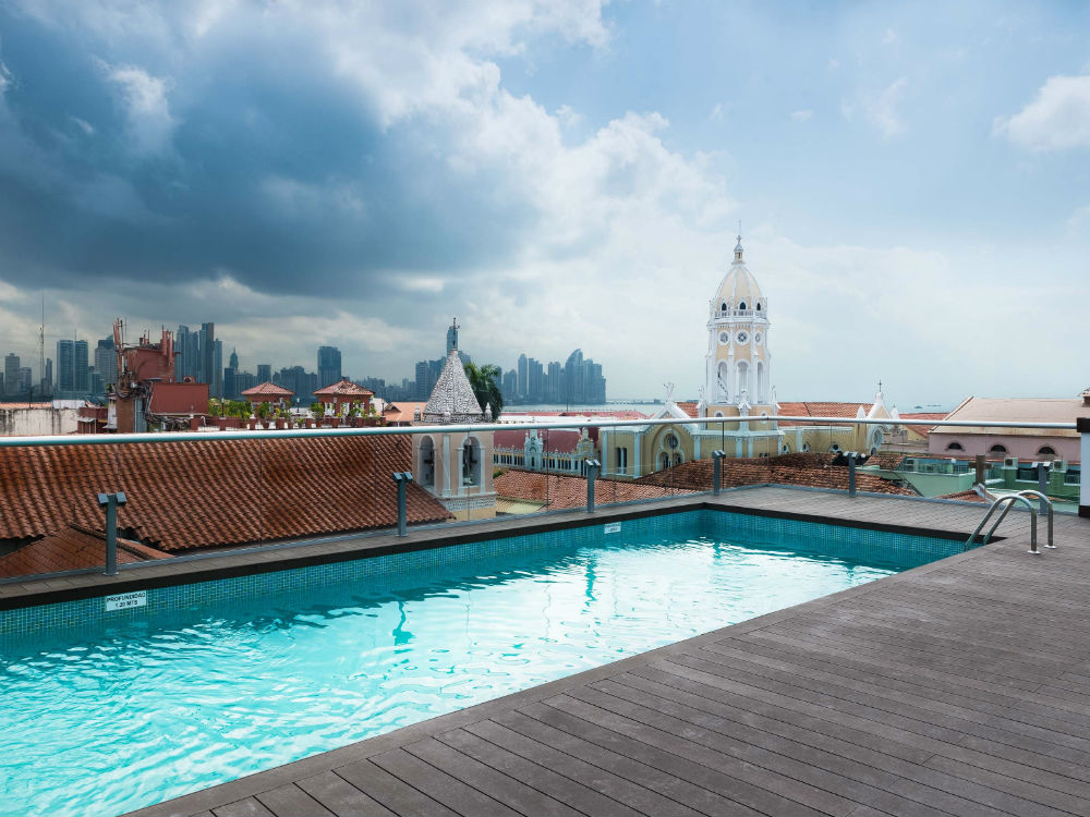 La piscina se encuentra en la azotea del edificio y cuenta con vistas panorA?micas de la ciudad de PanamA?.