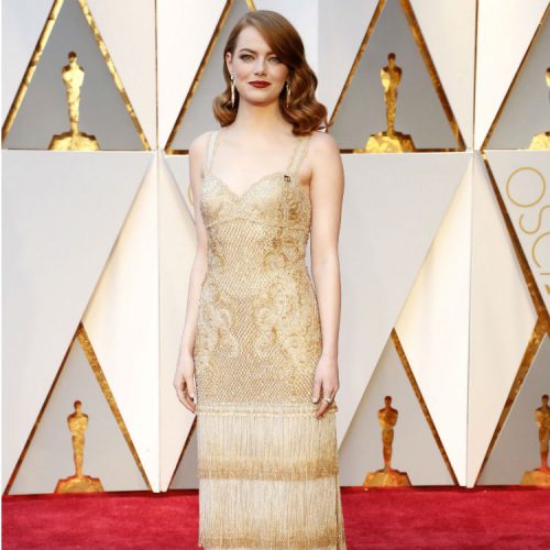 Emma Stone, ganadora del Oscar a Mejor Actriz, desató polémica al usar un pequeño pin sobre su vestido dorado Givenchy, con el emblema de la multinacional del aborto Planned Parenthood.