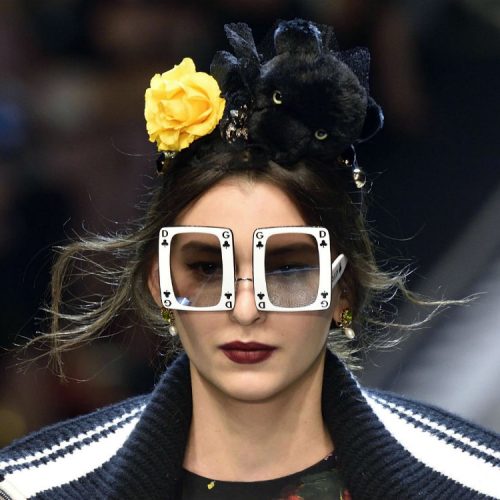 Todos sabemos que Dolce and Gabbana marca tendencia en cuanto a accesorios se refiere. En Milán nos deleitó con sus lentes de sol tipo cartas de póker, sus tocados con flores y coronas y sus lujosas carteras con fina pedrería.