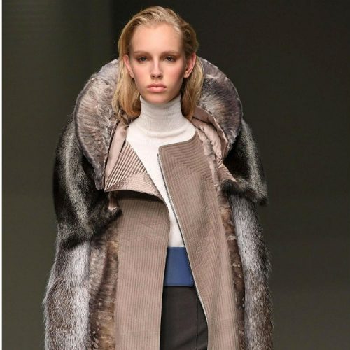 En la temporada fría no pueden faltar los sofisticados abrigos. Salvatore Ferragamo los propone muy estructurados, en combinación con piezas más sobrias.