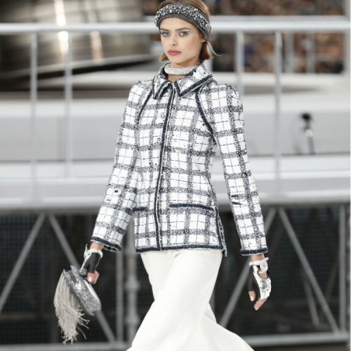 Para un look sofisticado, opta por chaquetas en tweed blanco y negro, como propone Chanel. ¿Quieres un toque trendy? Agrégale pantalones holgados, tipo cropped, y botas.