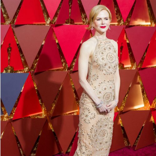 Un vestido de Armani Privé con detalles brillantes a tono con el color de piel, acompañado con zapatos discretos y exquisita joyería, fue el look con el que la actriz nominada al Oscar, Nicole Kidman, impactó en la alfombra roja de los Premios de la Academia.