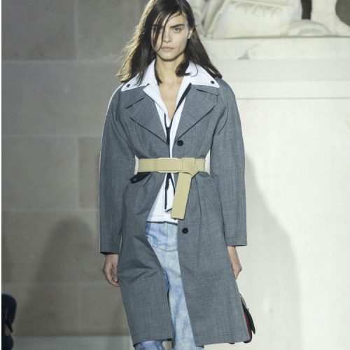 Louis Vuitton fue el rey de la superposición en las pasarelas de París. Toma su ejemplo y encima de tu jeans y blusa, utiliza un saco y ajústalo a la cintura con una correa.