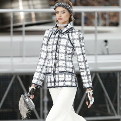Si quieres lucir sofisticada en una reunión de negocios, puedes tomar de la pasarela galáctica de Chanel, en New York, sus sacos en tweed blanco y negro.