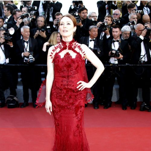Plumas y detalles bordados de hojas sobre un vestido carmesí, fue el diseño de Alta Costura de Givenchy, que llevó la actriz Julianne Moore sobre la red carpet.
