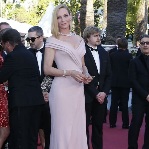 Atlier Versace es la casa que firma este vestido con detalles plisados en tono rosa, de la actriz Uma Thurman. 