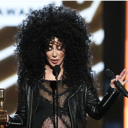 La reina de la excentricidad fue la diva de 71 años, Cher, quien recibió un premio por su trayectoria. Durante su interpretación de 