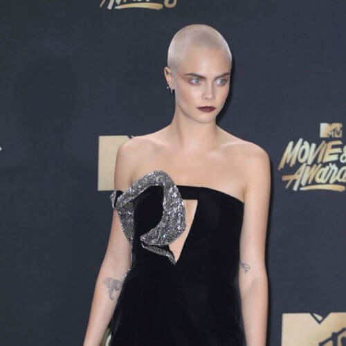 Despúes de pasar por diversos largos de cabello, finalmente la modelo Cara Delevingne se decantó por la cabeza al ras, sorprendiéndonos con su nuevo estilo en los premios MTV.