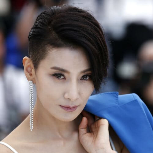 Fresca, moderna y arriesgada, así lució la actriz surcoreana Kim Seo-Hyung en Cannes.
