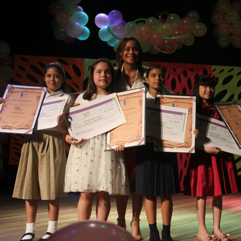 Tres niA�as ganan concurso de cuento infantil ‘medio pollito’