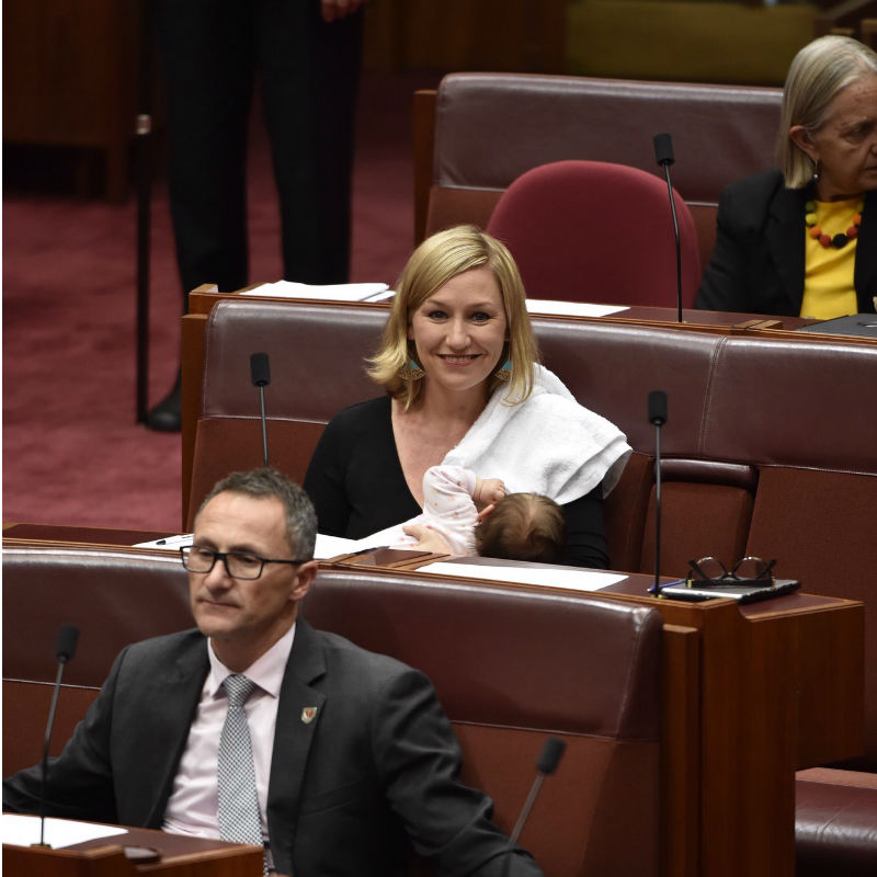 La primera mujer en amamantar a su bebAi?? en el parlamento australiano