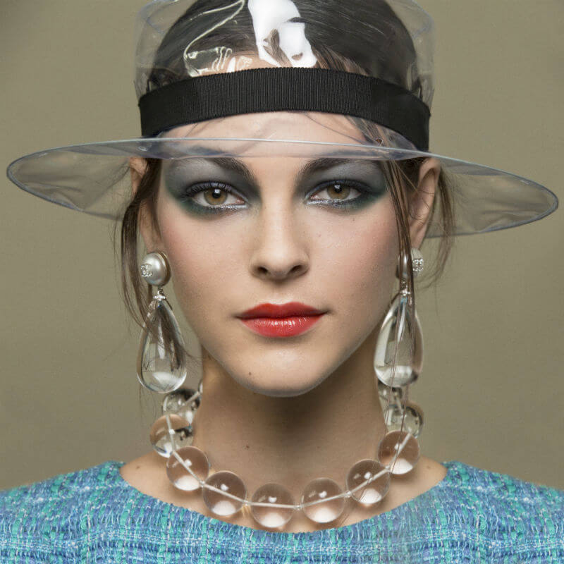 Mirada azul y labios coral, la nueva tendencia de belleza de Chanel